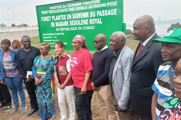 Agrandir l'image - Plus 2 500 espèces de type acacia plantées pour préserver la corniche de Brazzaville (Congo) des érosions Plus 2 500 espèces de type acacia plantées pour préserver la corniche de Brazzaville (Congo) des érosions